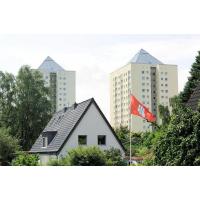 3382_5419 Einzelhaus mit Spitzdach mit Vorgarten zwischen Bäumen. | Flaggen und Wappen in der Hansestadt Hamburg